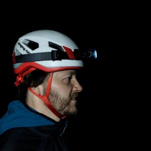 Čelovka Ledlenser MH5 vám z helmy nespadne ani při prudkých pohybech.