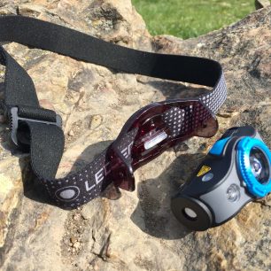 Čelovku Ledlenser MH5 je při výměně baterií potřeba vyndat u patice.