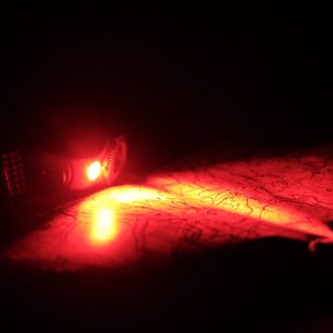 Červené světlo čelovky Ledlenser MH5 je v noci balzám pro oči.
