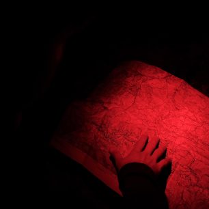 Červené světlo čelovky Ledlenser MH5 využijete při čtení mapy.