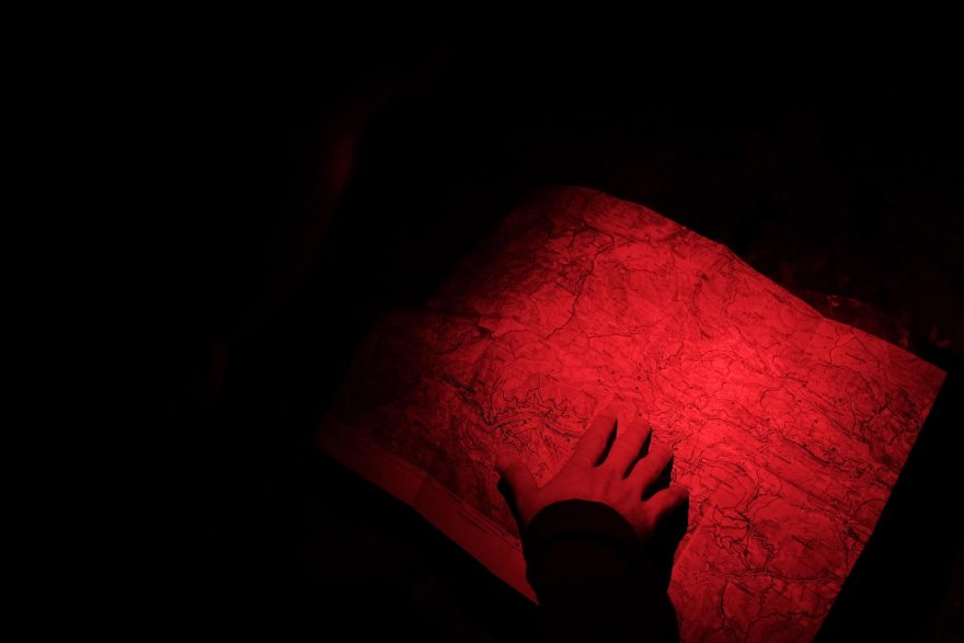 Červené světlo čelovky Ledlenser MH5 využijete při čtení mapy.