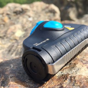 Detail kovového klipu čelovky Ledlenser MH5.