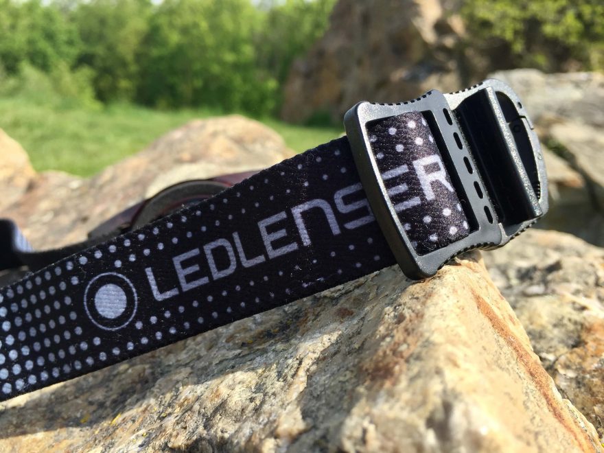 Detail utahovacího pásku čelovky Ledlenser MH5.
