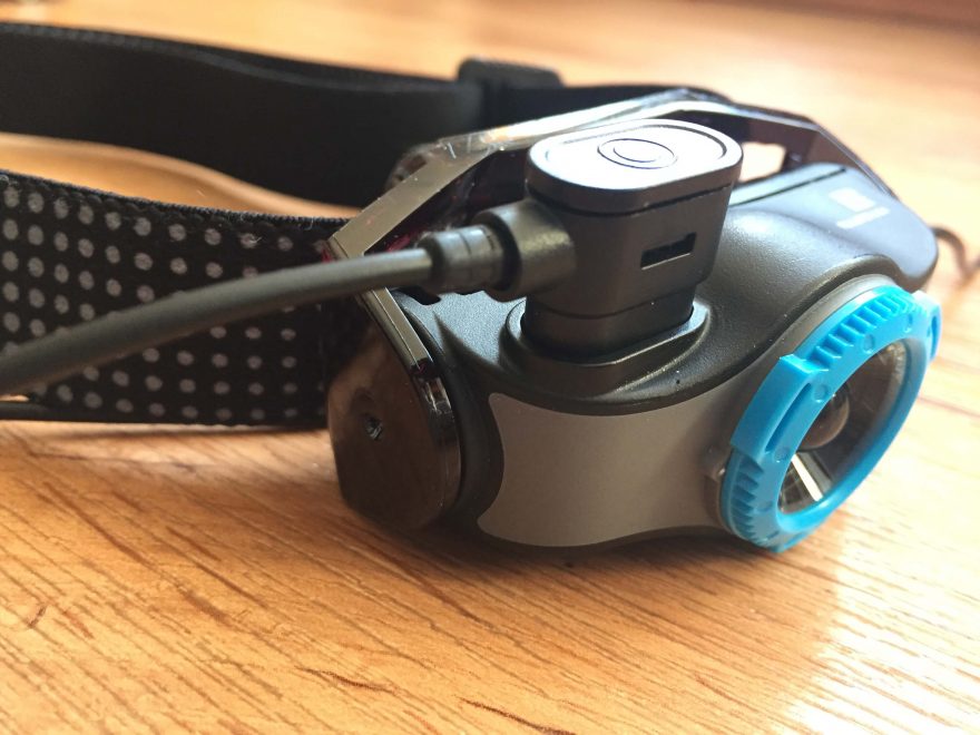 Připojený magnetický konektor čelovky edlenser MH5.