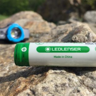 Pro nabíjení čelovky Ledlenser MH5 využijete akumulátor 24500 nebo klasické AA baterie.