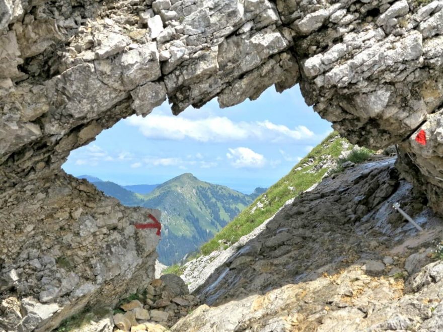 Skalní okno Fenster při výstupu na Hochplatte, Ammergauské Alpy, Německo.