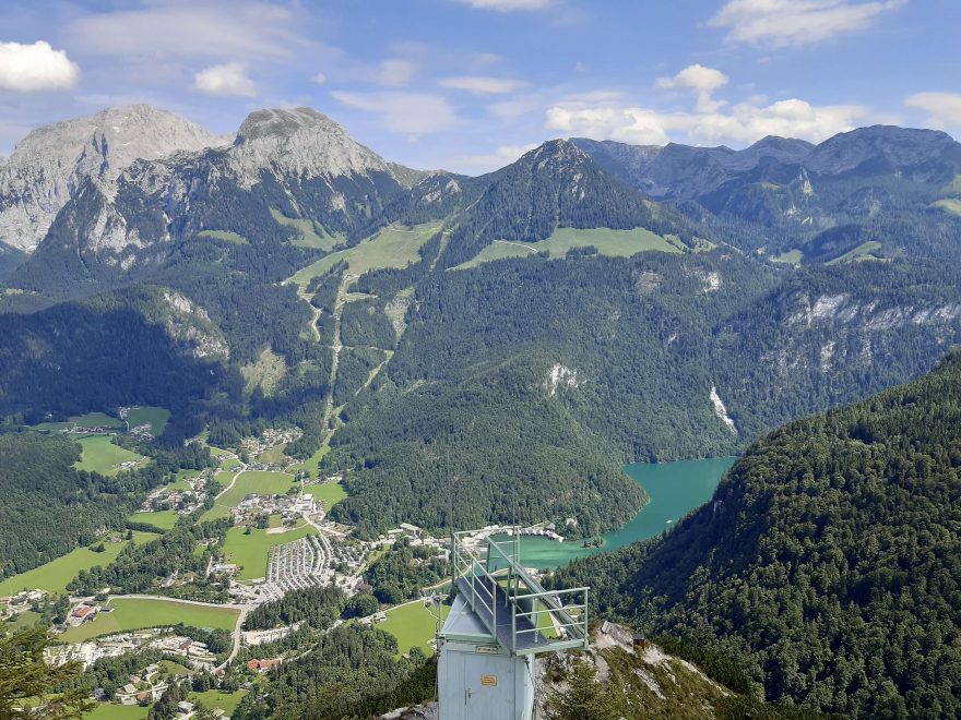Výhled na Konigsee při výstupu na Gruenstein, Berchtesgaden, Alpy, Německo.