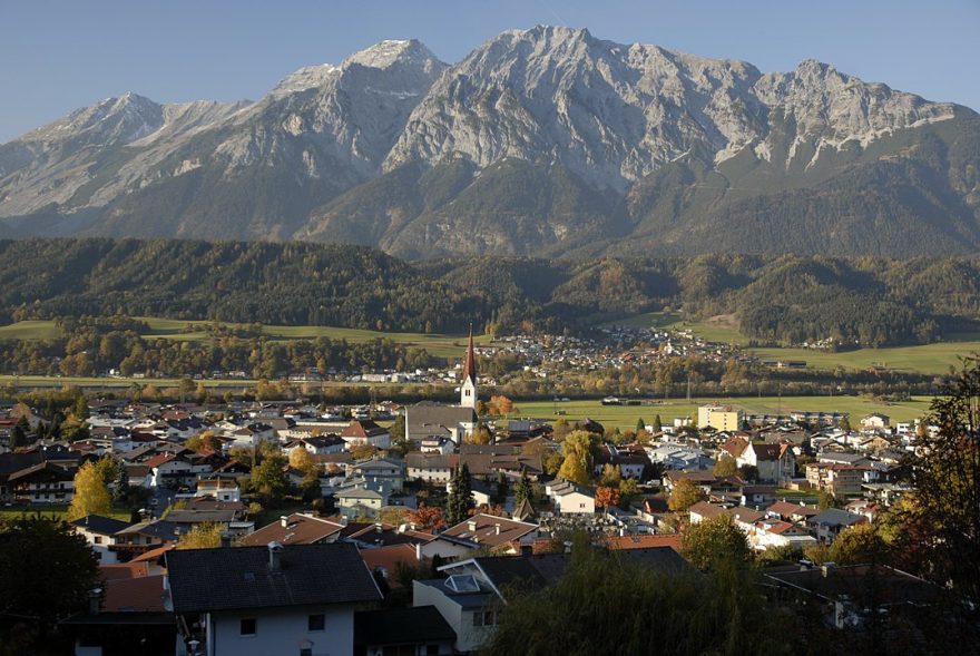Tyrolská vesnice Volders pod vrcholem Bettelwurf, Karwendel