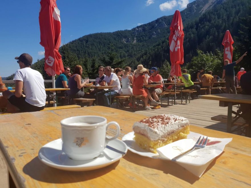 Edelweisshütte je vyhlášená skvělou kuchyní, Schneeberg, Alpy, Rakousko