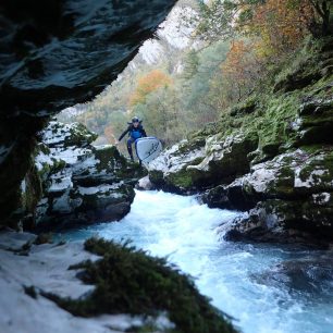Paddleboard na řece Soča, Julské Alpy, Slovinsko