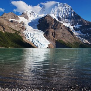 Berg Lake a hora Robson, Rockies, Kanada