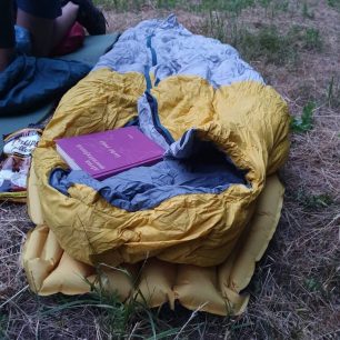 Snížený komfort nocování může zpříjemnit čtení knížky nebo Světa outdooru.