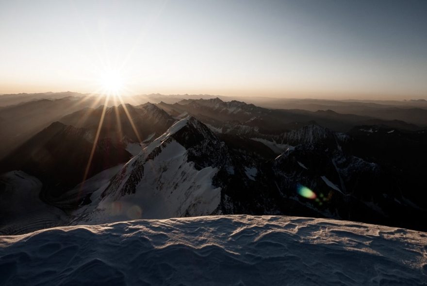 Výhled na Mongolsko z Běluchy, Altaj, Sibiř, Rusko