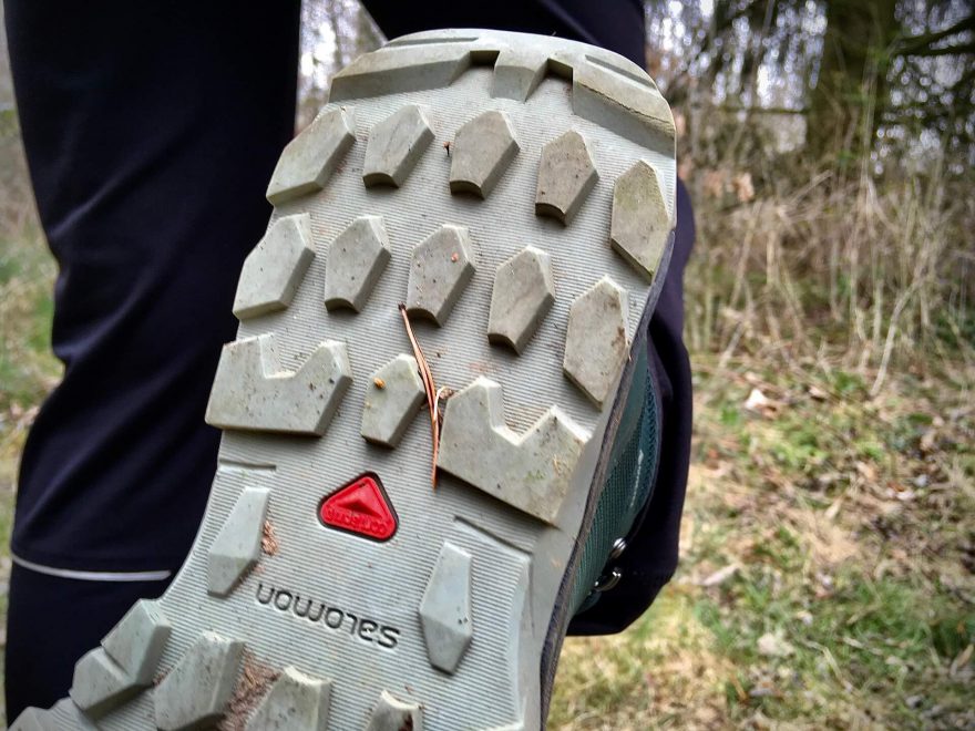 Detail podešve bot Salomon Vaya Mid GTX.