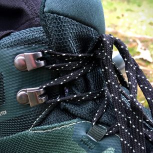 Detail posledních šněrovacích ok bot Salomon Vaya Mid GTX.