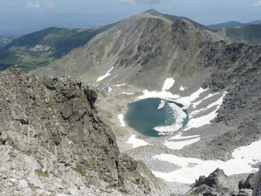 Ledeno jezero a chata Everest z vrcholového hřebenu, Musala, Rila, Bulharsko, Balkán