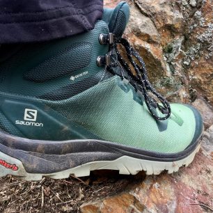 Přesný došlap v botách Salomon Vaya Mid GTX.