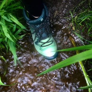 V botách Salomon Vaya Mid GTX se můžete vydat cestou necestou.