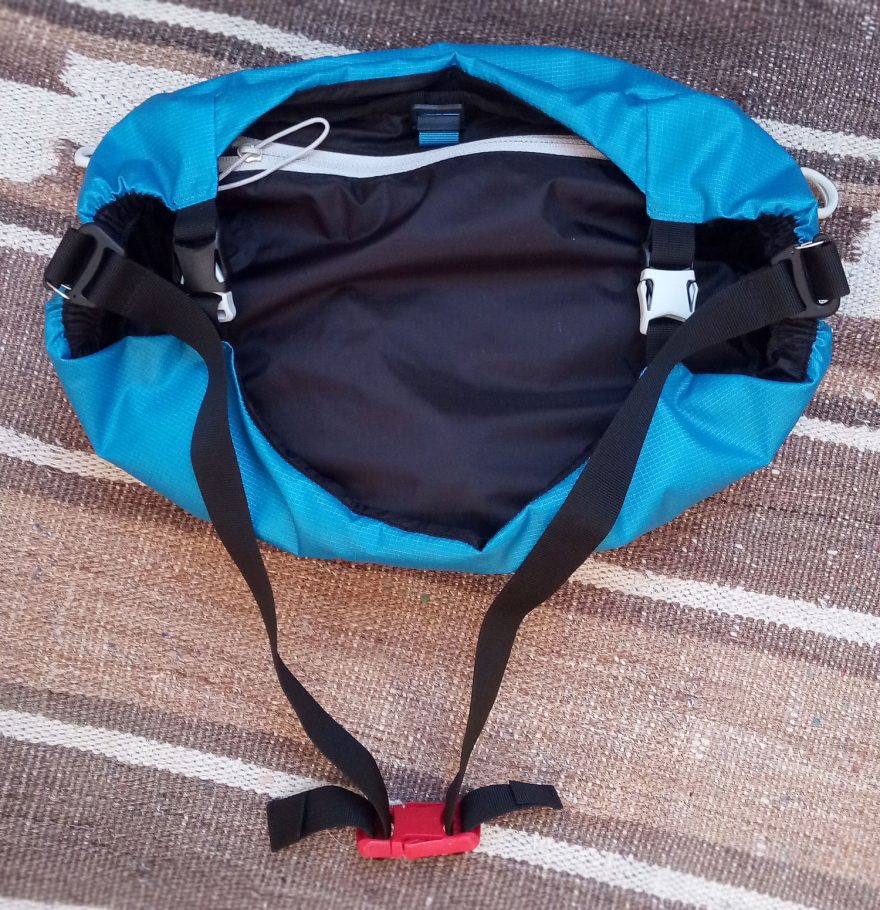 Z víka batohu Boll Quantum 60 – 80 RF vytvořená ledvinka