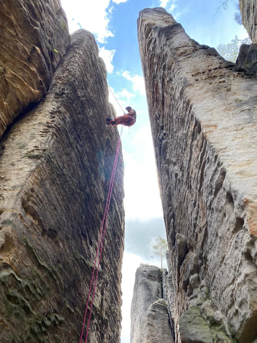 Střih a vzdušný materiál hrají prim u kalhot Ocún Mánia