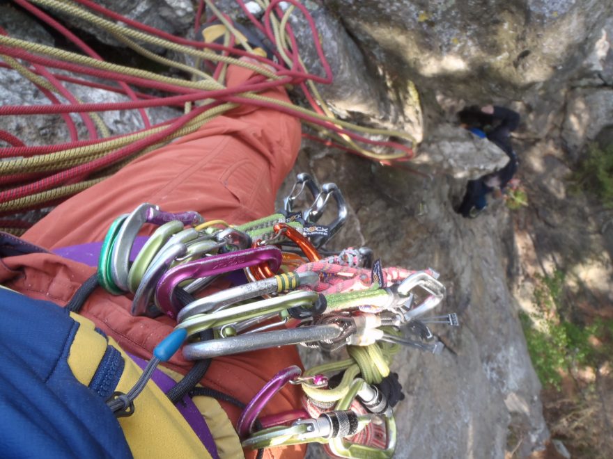Testování kalhot Ocún Mánia při lezení po vlastním na Kozinci