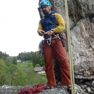 Volnější střih kalhot Ocún Mánia mi vyhovoval.JPG