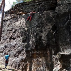 Začíná se oteplovat, ale v kalhotech Ocún Mánia je pohoda