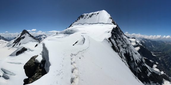 Svět outdooru 2/2020: Co se děje na Mont Blancu? Skvělé treky v okolí Mt. Blancu, Lezecký svět a jak vybrat první vrstvu oblečení