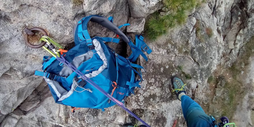 Batoh Pinguin Attack 45 ve stěně