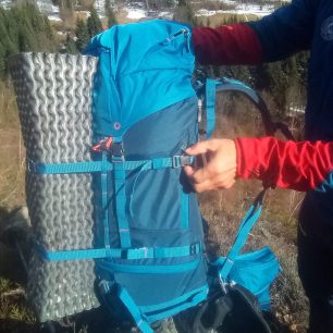 Horní kompresní popruh je opatřen trojzubcem a spodní sponou - Pinguin Attack 45