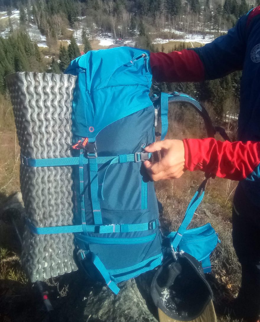 Horní kompresní popruh je opatřen trojzubcem a spodní sponou - Pinguin Attack 45