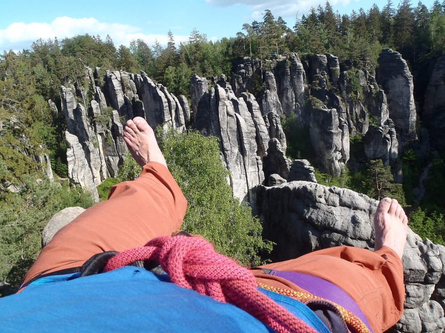 Sedák Singing Rock ROCKET na vrcholu prachovské věže