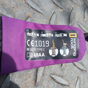 Termotransferová etiketa na vnitřní straně sedáku Singing Rock ROCKET