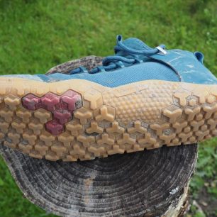 2,5 mm silná podrážka s 3mm vzorkem obstojně drží na všem, kromě vlhkých kořenů.