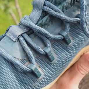 Detail podlepení všech děr po očkách a napojení neoprenového jazyka na svršek boty