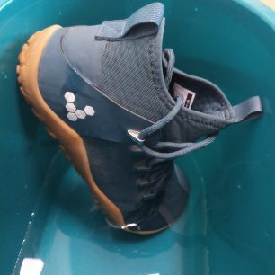 "Laboratorní" test nepromokavosti.