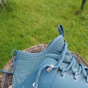 Na horním okraji neoprenového lemu jsou dvě očka, která pomohou k nazutí boty.