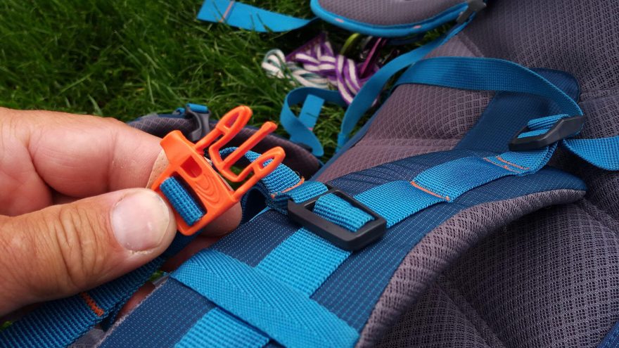 Na hrudním popruhu je integrovaná píšťalka - Pinguin Attack 45