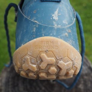 Na patě je napsáno FIRM GROUND, čili podrážka je vhodnější na pevné povrchy, ale ani na měkkém povrchu se neztratí.