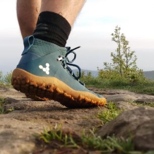 Na štětovaném chodníku severní sjezdovky Lysé hory.