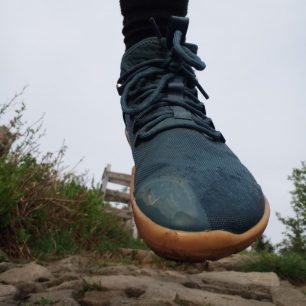 Ochrana palce proti nakopnutí, ale i roztržení svršku.