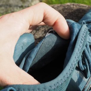 Svršek je zevnitř podlepen syntetickou kůží.