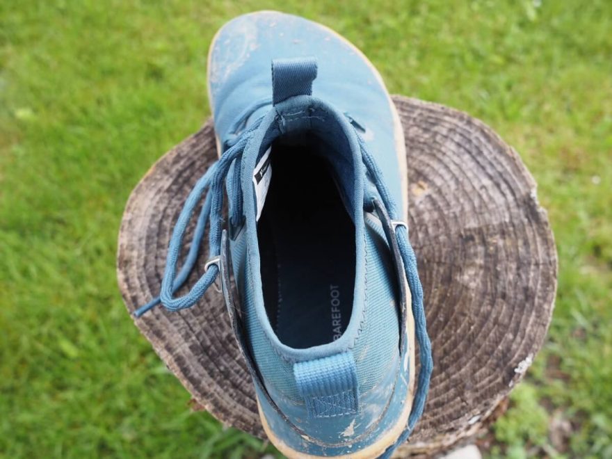 Vstup do boty je poněkud úzký, proto je potřeba pořádně povolovat tkaničky.