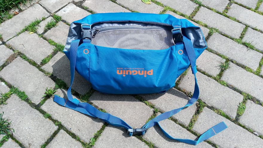 Z víka batohu Pinguin Attack 45 leze vytvořit solidní ledvinku