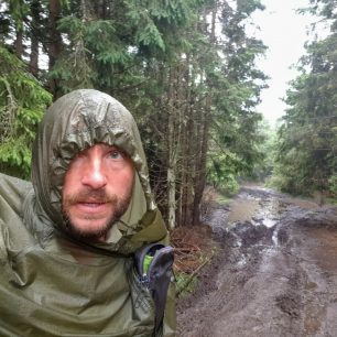 Michal Medek si při přechodu Karpat užil deště víc než dost.