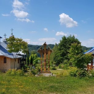Pravoslavný klášter v podhůří Maramureše, Karpaty, Rumunsko
