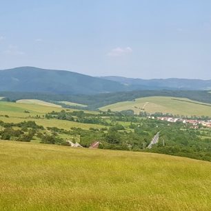 Panorama Bílých Karpat zpod Velké Javořiny - vesnice Strání a v pozadí Lopeník (911)