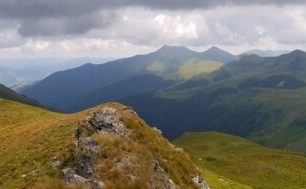 Panorama centrální Rodny – Pietrosul Rodnei (2303) vlevo, Repede (2017) a Puzdrelor (2189) vpravo