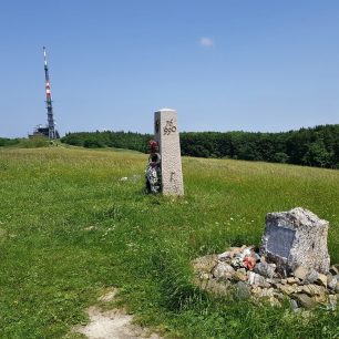 Velká Javořina (970), nejvyšší vrchol Bílých Karpat s památníkem česko-slovenské vzájemnosti a pomníkem Josefa Vavrouška