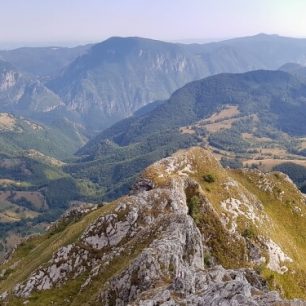 Výhled z vrcholu Arjana (1513) - útes mt. Mehedinți nad údolím Cerna